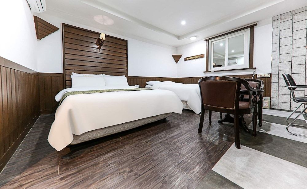 Business Hotel Deluxe Twin Room 4