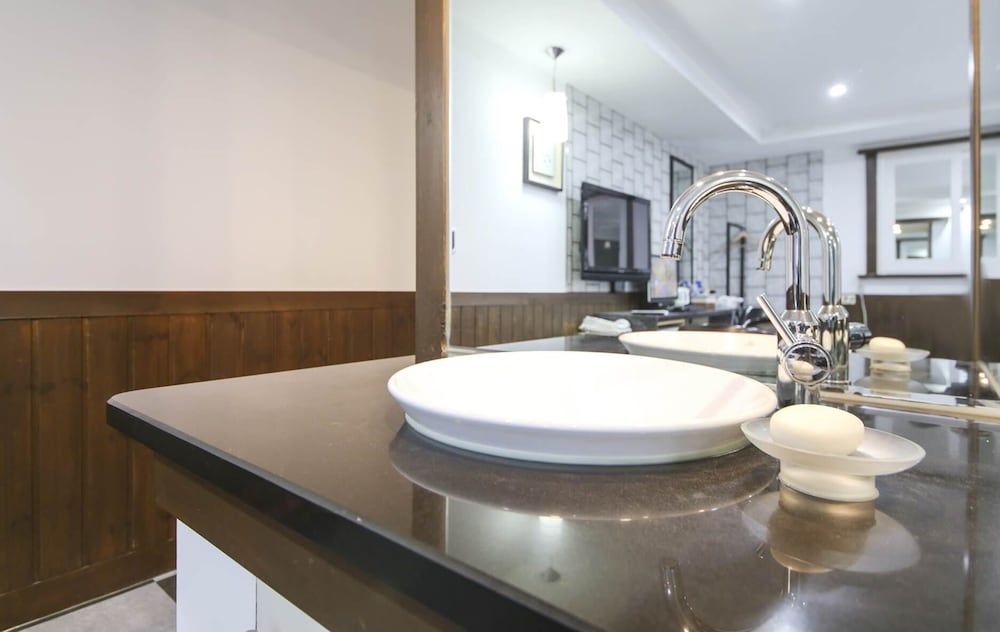 Business Hotel Deluxe Twin Room 9