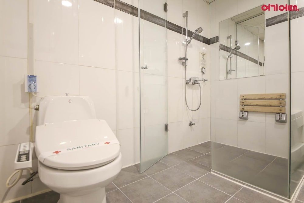 Business Hotel Deluxe Twin Room 6