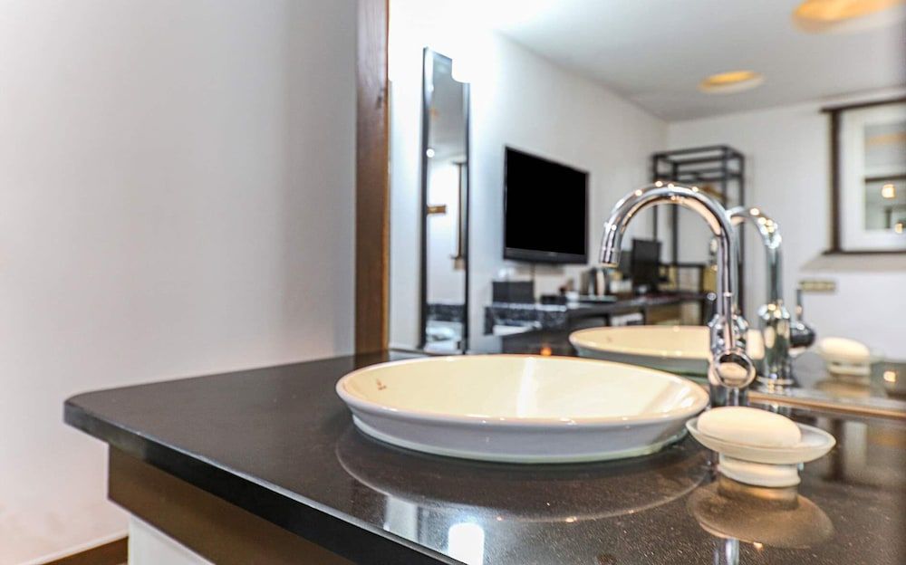 Business Hotel Deluxe Double Room 8