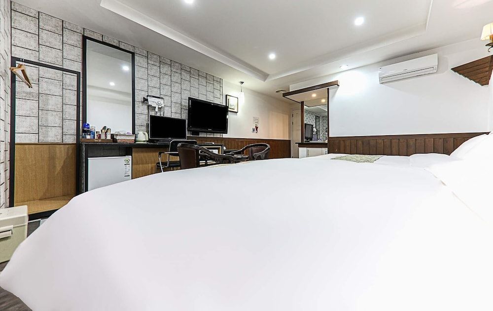 Business Hotel Deluxe Twin Room 2