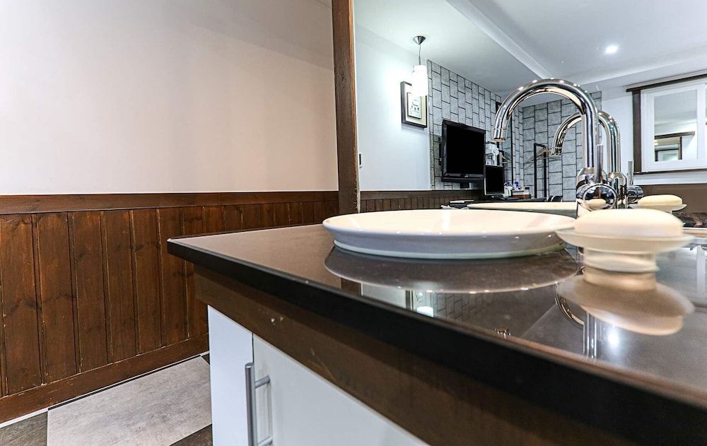 Business Hotel Deluxe Twin Room 10