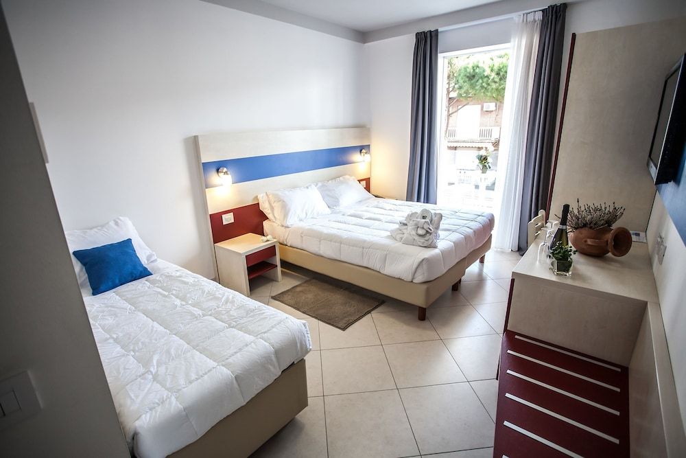 Hotel Oceanomare Deluxe Triple Room 2