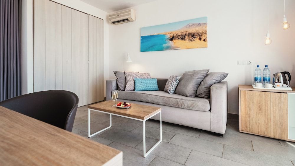 Suite, 1 Bedroom (2 adults + 2 children)