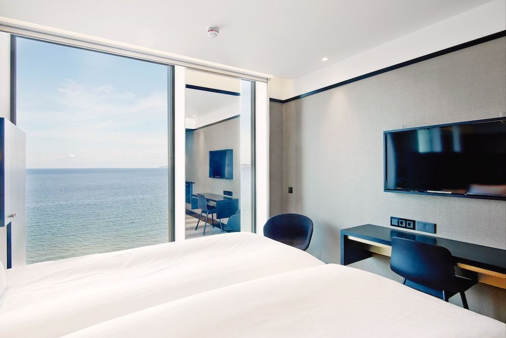 Vox Hotel Deluxe Room, Lake View 6