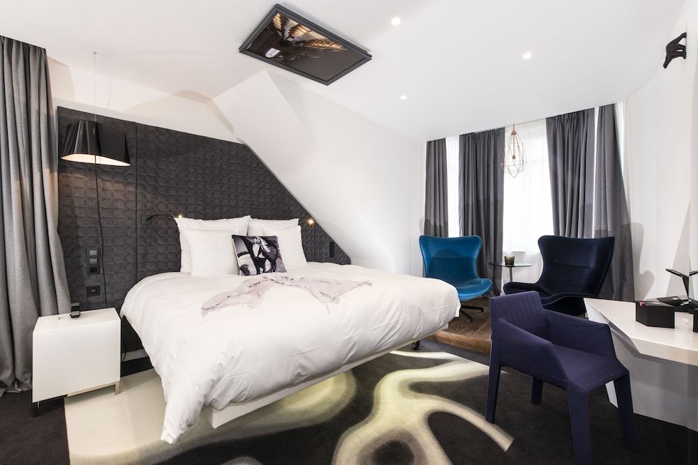 Magic Suite with suspended bed and Spa Access