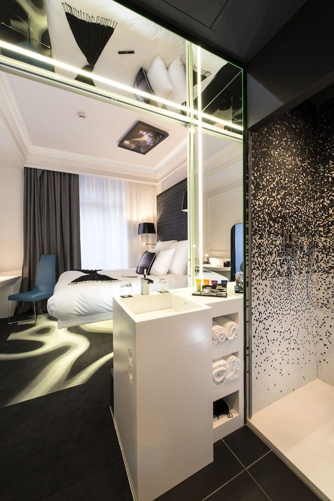 Room (01-Cocoon)