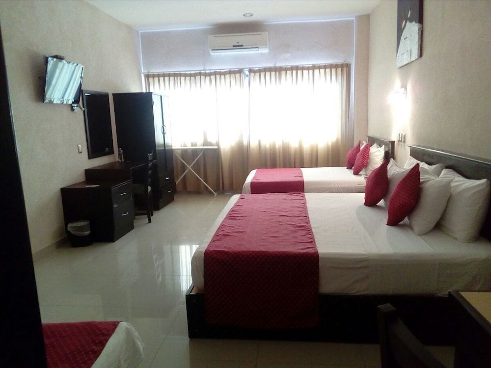 Hotel Madrid Tuxtla Quadruple Room 2