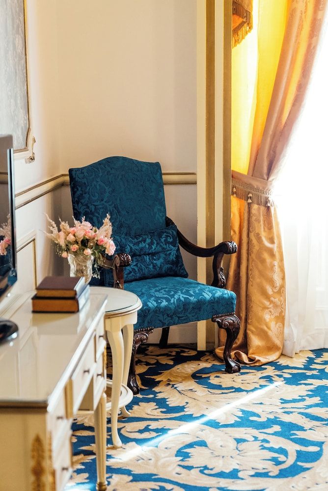 Le Metropole Luxury Heritage Hotel Since 1902 by Paradise Inn Group Golden Classic Room City View 8