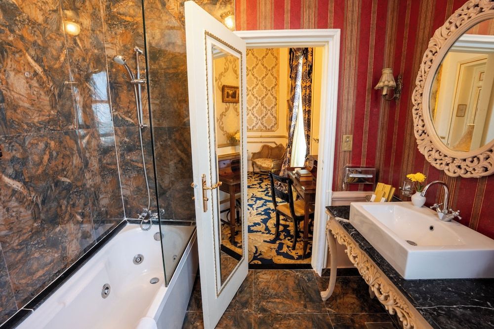 Le Metropole Luxury Heritage Hotel Since 1902 by Paradise Inn Group Golden Junior Suite Direct Sea View 7