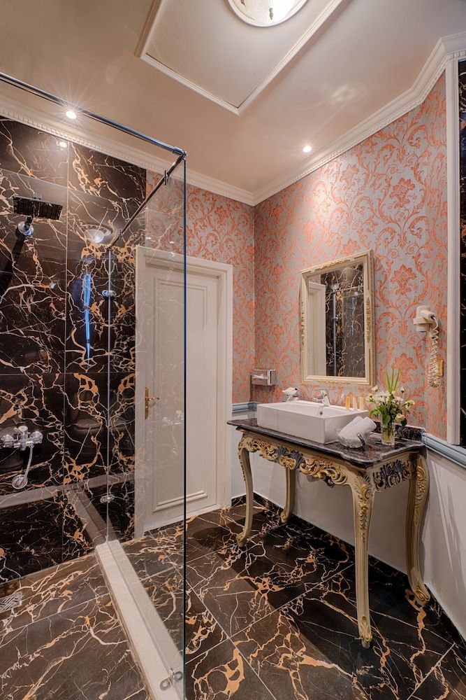 Le Metropole Luxury Heritage Hotel Since 1902 by Paradise Inn Group Golden Junior Suite Direct Sea View 6