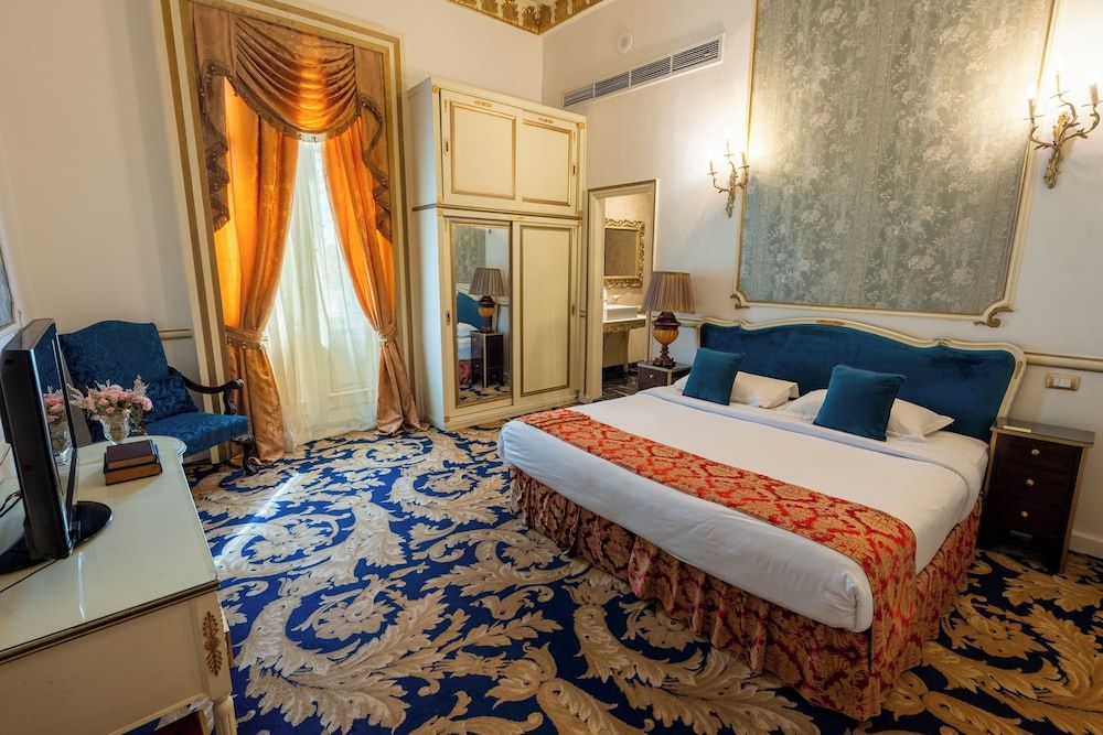 Le Metropole Luxury Heritage Hotel Since 1902 by Paradise Inn Group Golden Classic Room City View 3