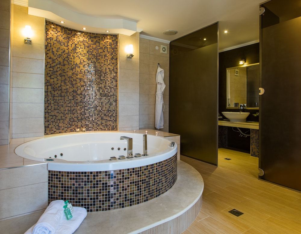 Premier Luxury Mountain Resort Honeymoon Suite, 1 Double Bed, Hot Tub, Mountain View 4