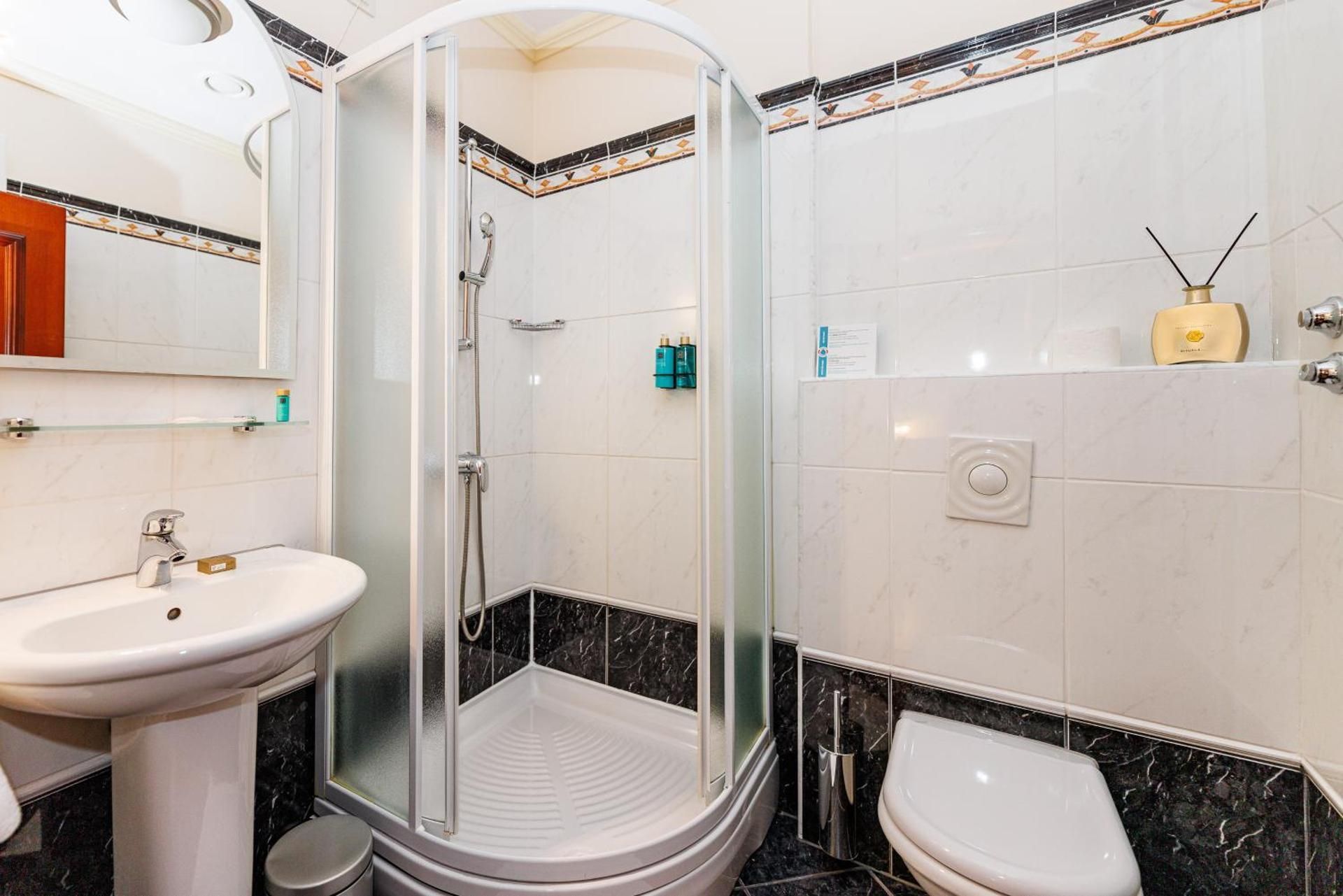 Hotel Savoy Standard Twin Room 3