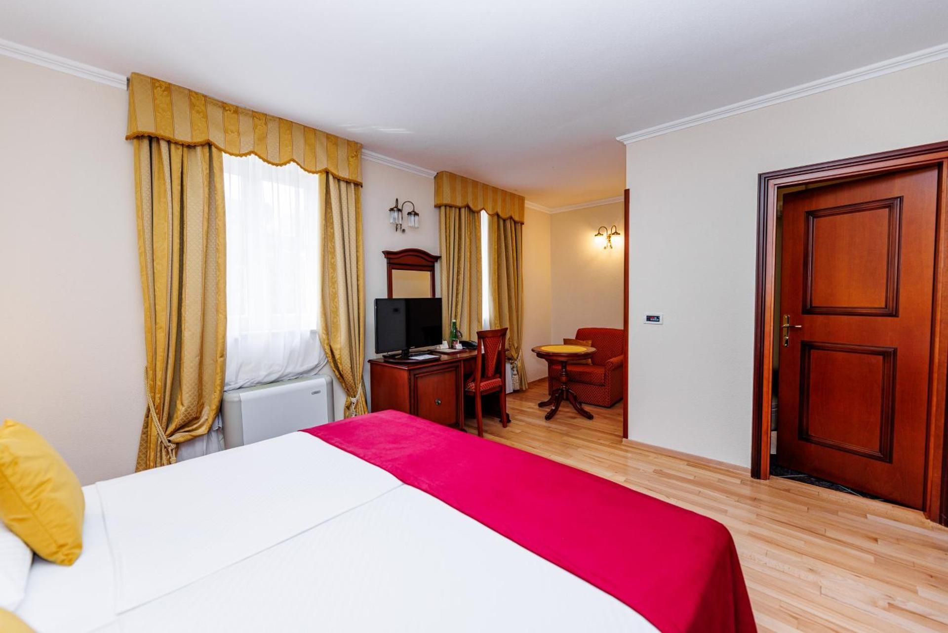 Hotel Savoy Standard Twin Room 2