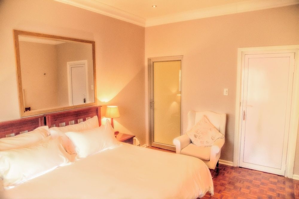 Room 6 - Superior King Room (10)