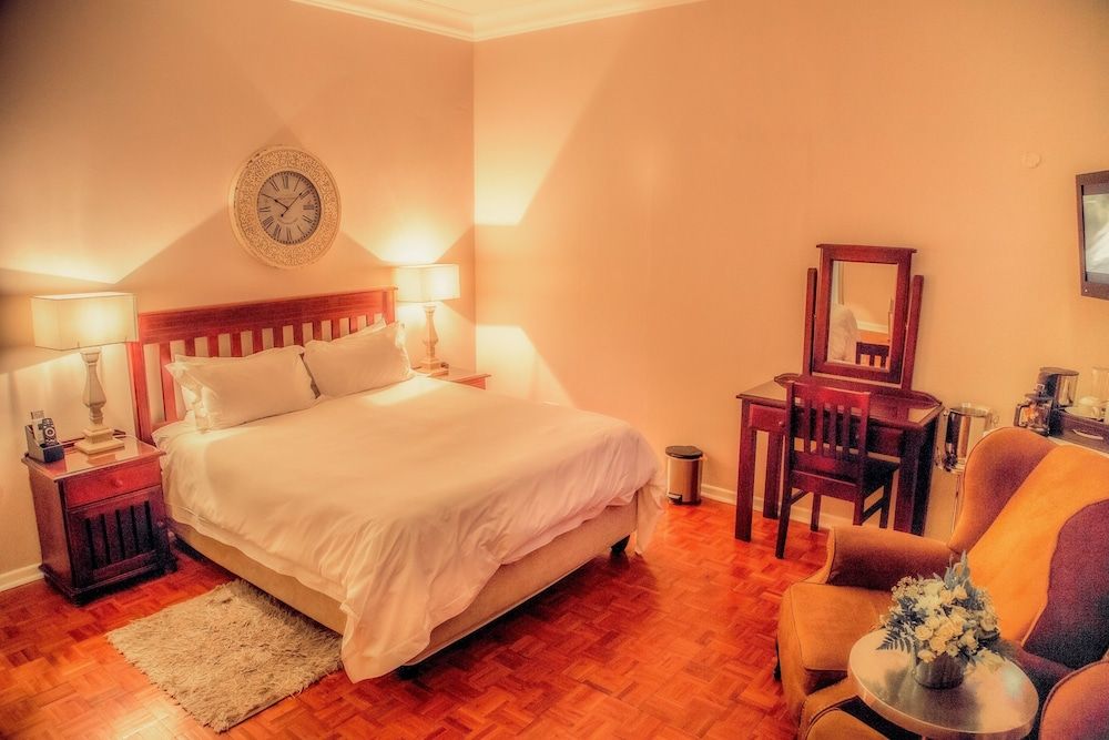 Nauntons Guest House Room 3 - Deluxe Queen Room (3)