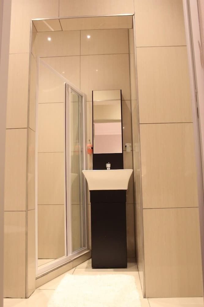 Nauntons Guest House Room 3 - Deluxe Queen Room (3) 8