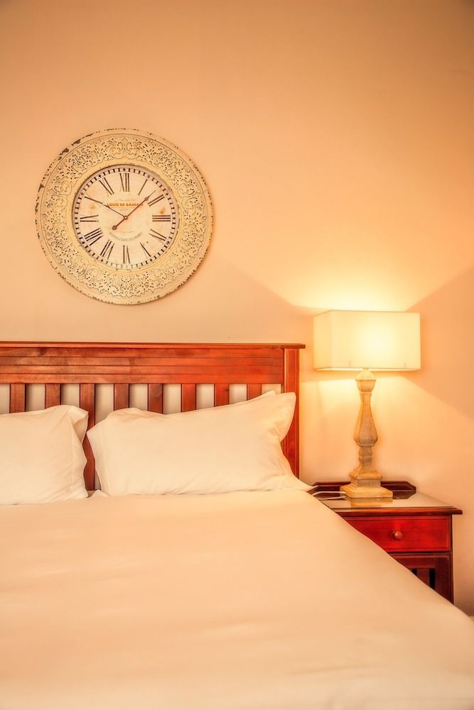 Nauntons Guest House Room 3 - Deluxe Queen Room (3) 4