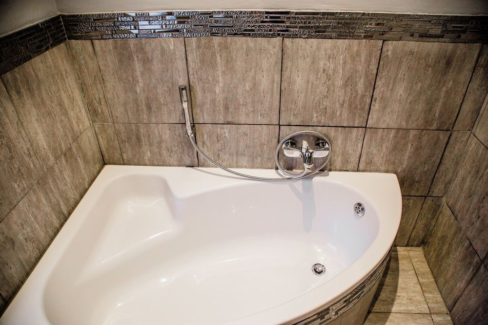 Nauntons Guest House Room 1 - Deluxe Queen Suite (1) 3