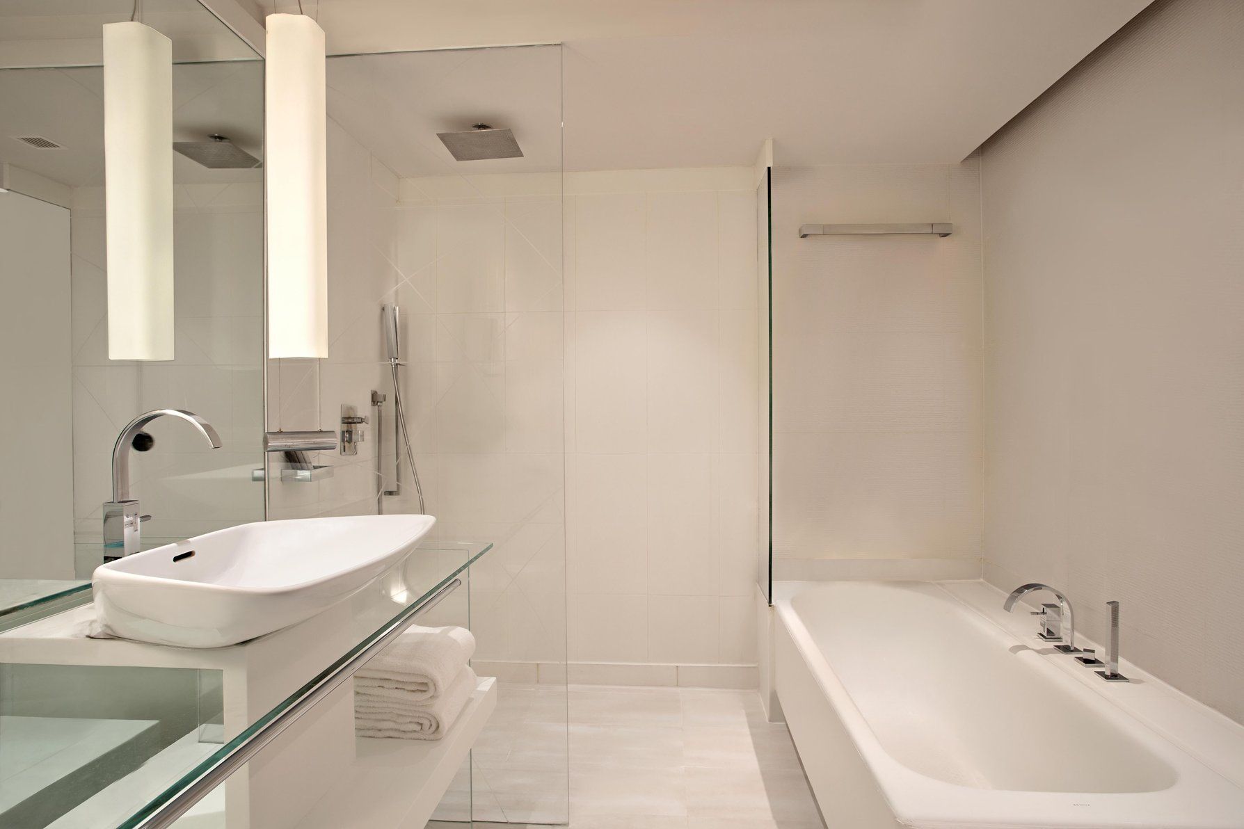 Guest Bathroom – Separate Shower & Tub