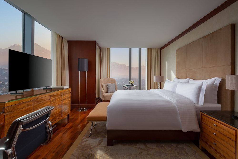 Elite Room, 1 King Bed, Corner (View)