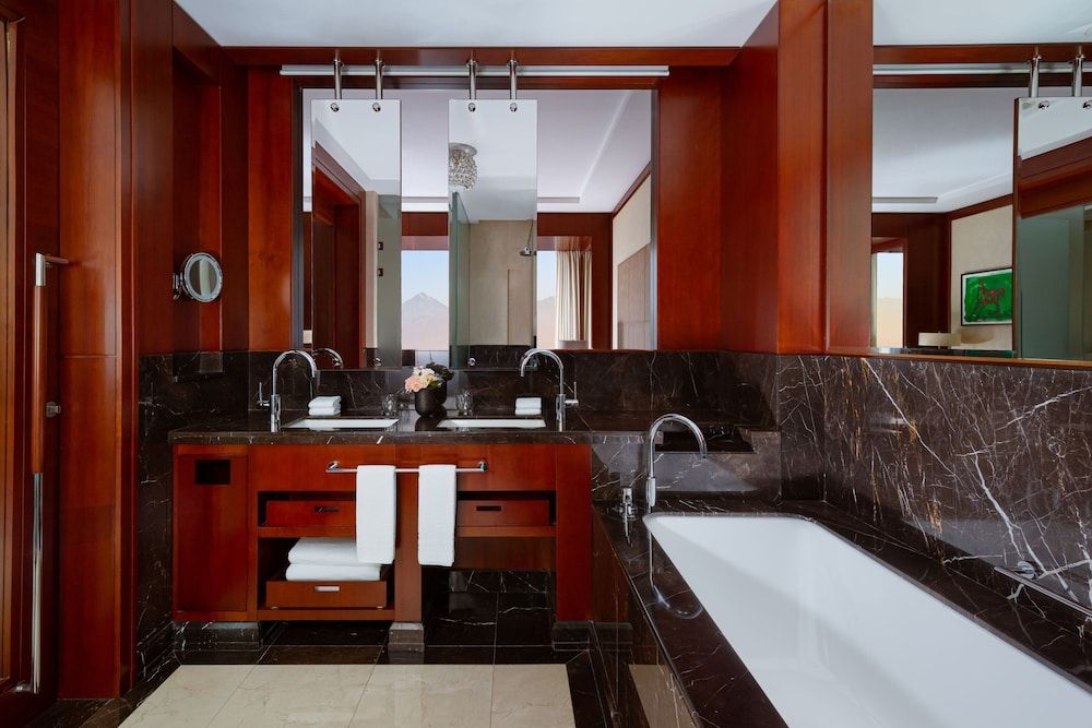 Deluxe Room, 1 King Bed, Mountain View
