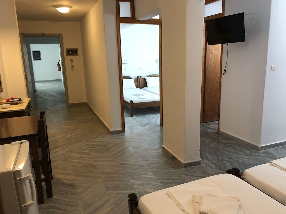 Quadruple Room (Semi basement )