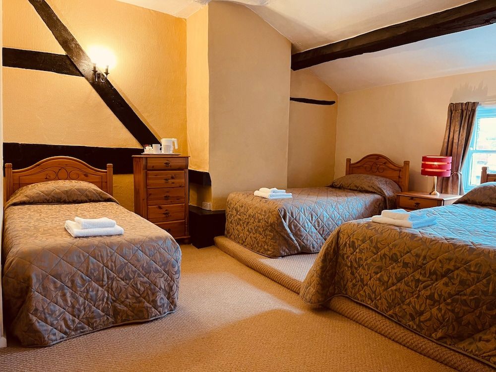 Cain Valley Hotel Quadruple Room, Ensuite 2