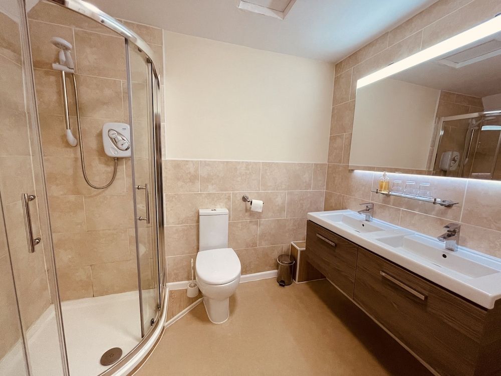 Cain Valley Hotel Quadruple Room, Ensuite 3