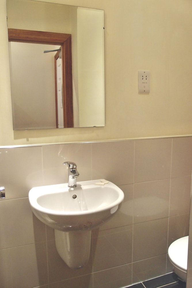 Hotel 65 Twin Room 6