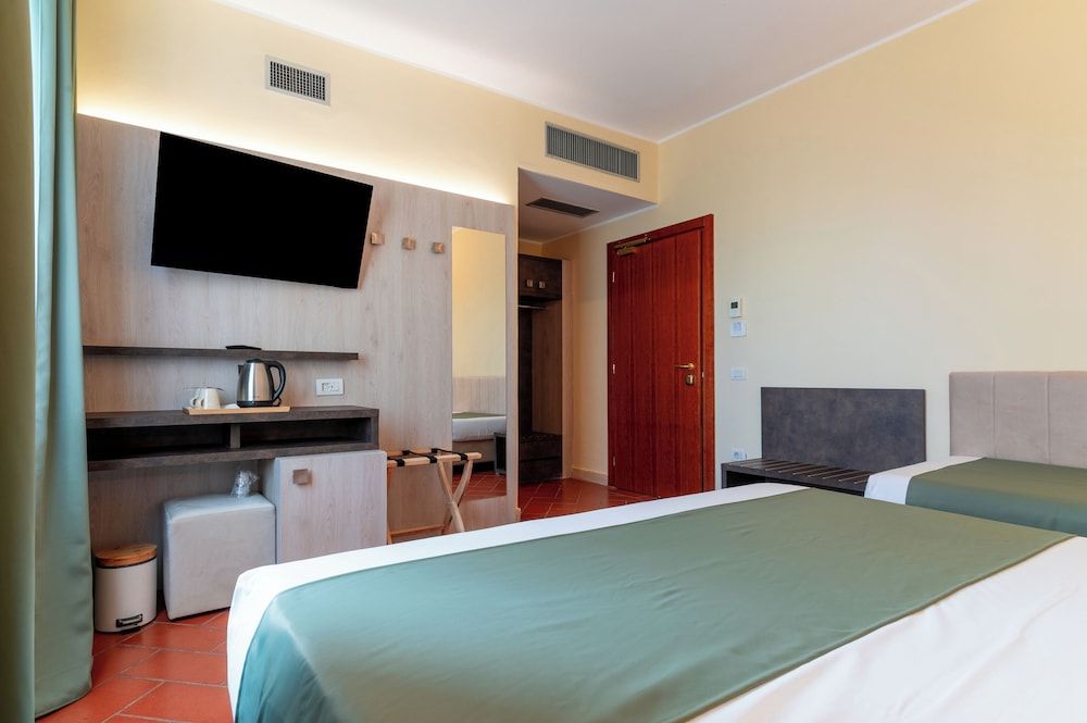 Hotel Villa Cesi Basic Triple Room 4