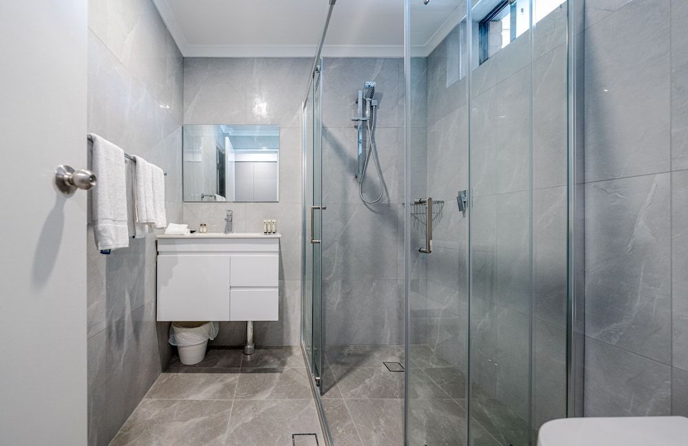 The Select Inn Penrith Queen Single Twin Room 9