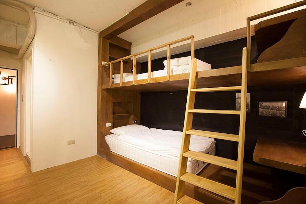 Mr Lobster's Secret Den Design Hostel Standard Twin Room, No Windows