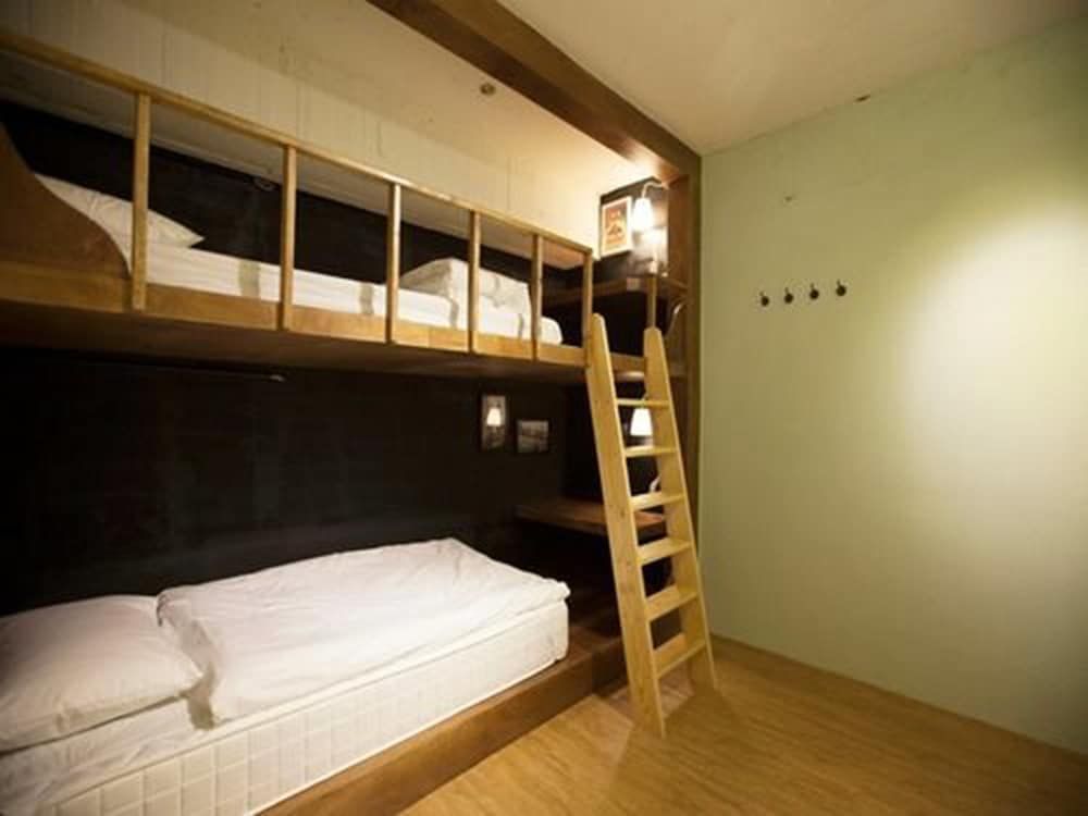 Mr Lobster's Secret Den Design Hostel Standard Twin Room, No Windows 4