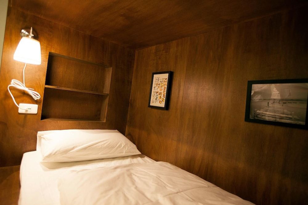 Mr Lobster's Secret Den Design Hostel Standard Twin Room, No Windows 4