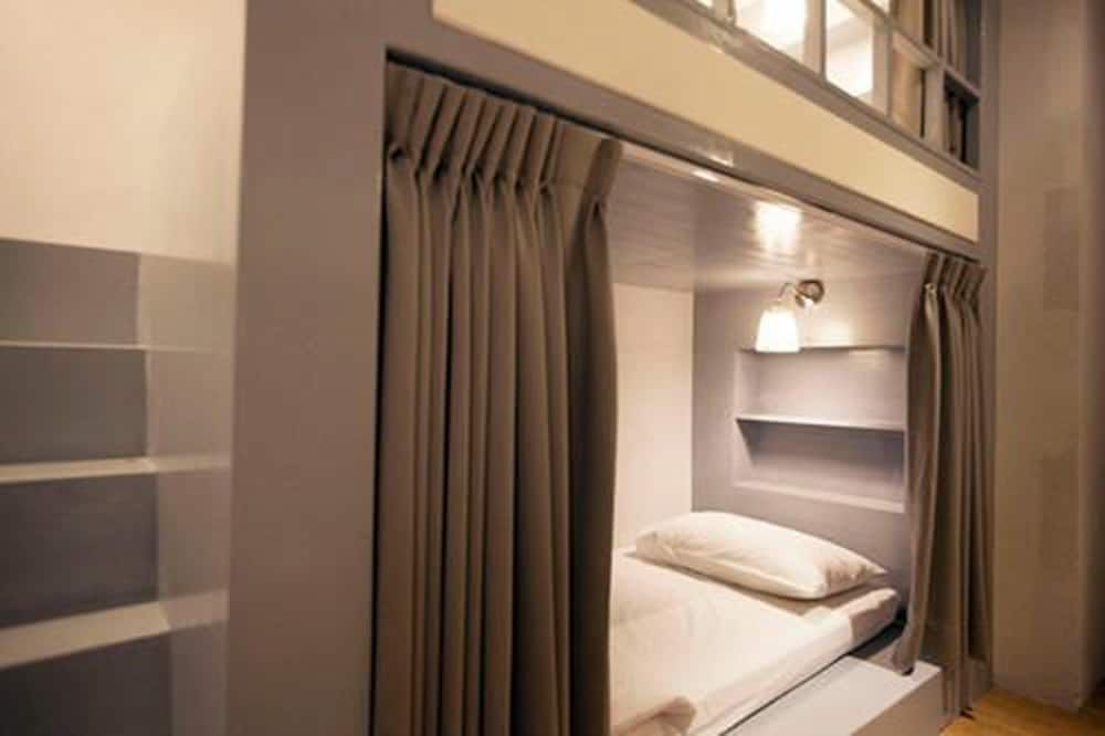 Shared Dormitory, Men only