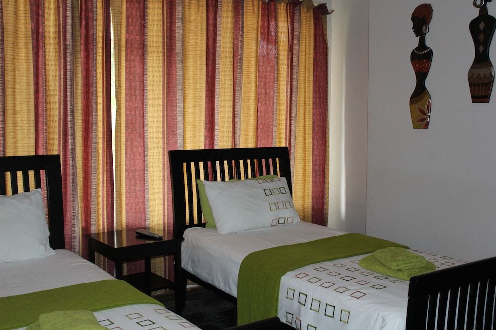 Twin Room (4,5)