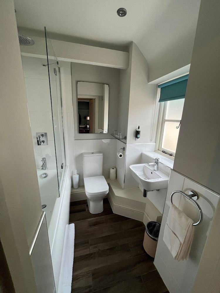 The White Hart Double Room, Ensuite (Small) 4