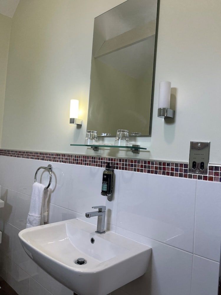 The White Hart Luxury Double Room, Ensuite 3