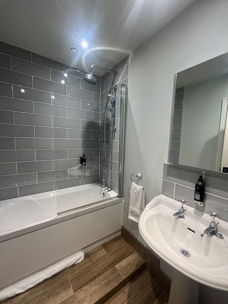 The White Hart Double Room, Ensuite 6