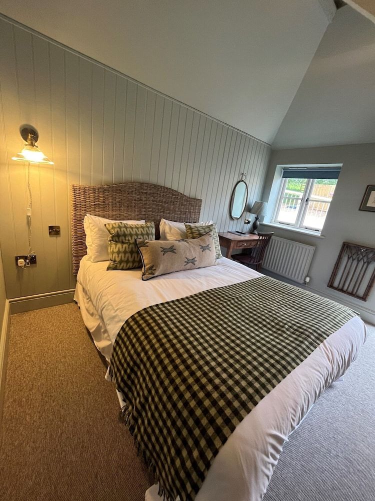 The White Hart Double Room, Ensuite (Small)