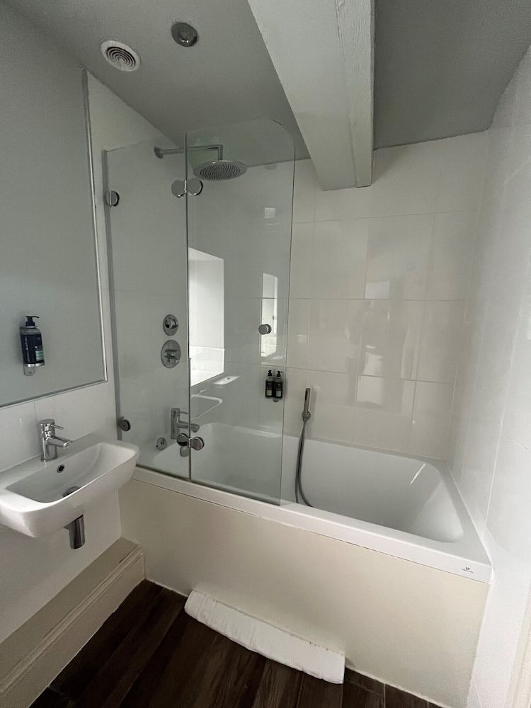 The White Hart Double Room, Ensuite (Small) 3