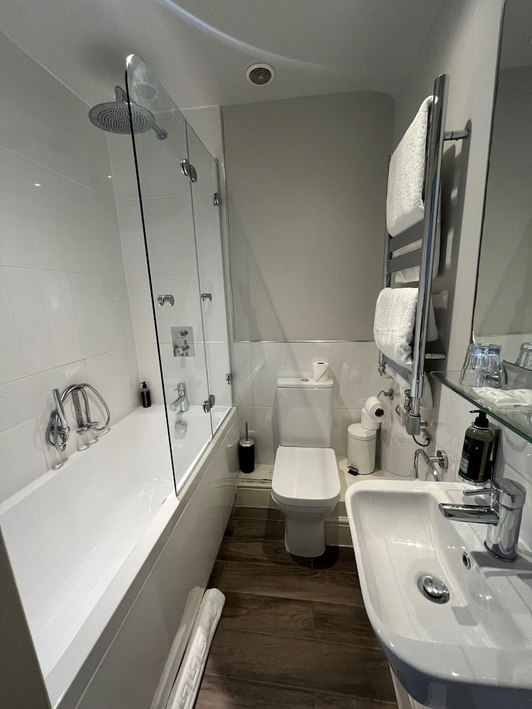The White Hart Double Room, Ensuite 5