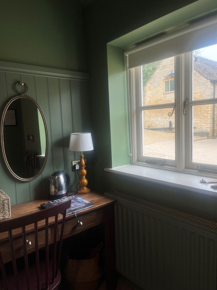 The White Hart Double Room, Ensuite (Small) 6