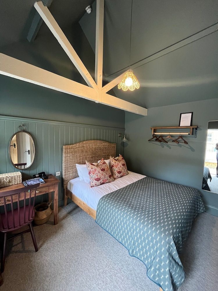 The White Hart Double Room, Ensuite (Small) 5