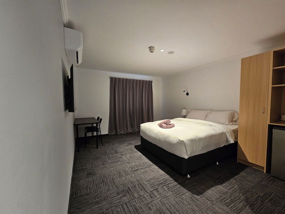 Econo Lodge Rivervale Superior Room, 1 Queen Bed, Non Smoking 9