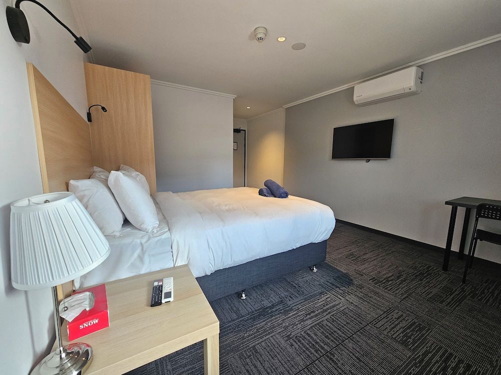 Econo Lodge Rivervale Superior Room, 1 Queen Bed, Non Smoking 11