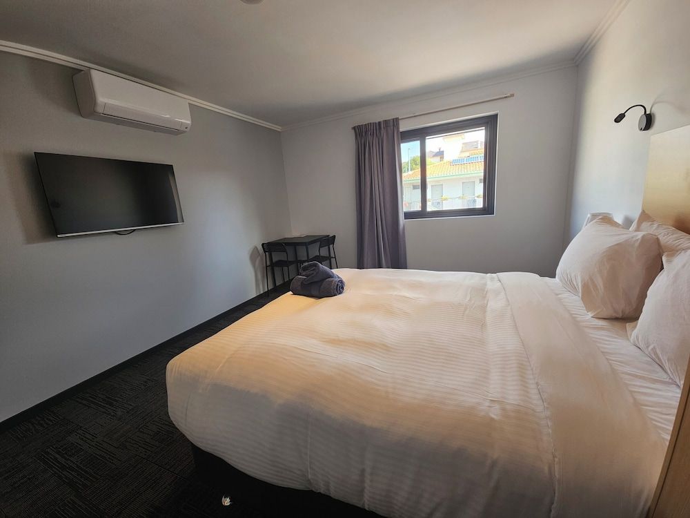 Econo Lodge Rivervale Superior Room, 1 Queen Bed, Non Smoking 10