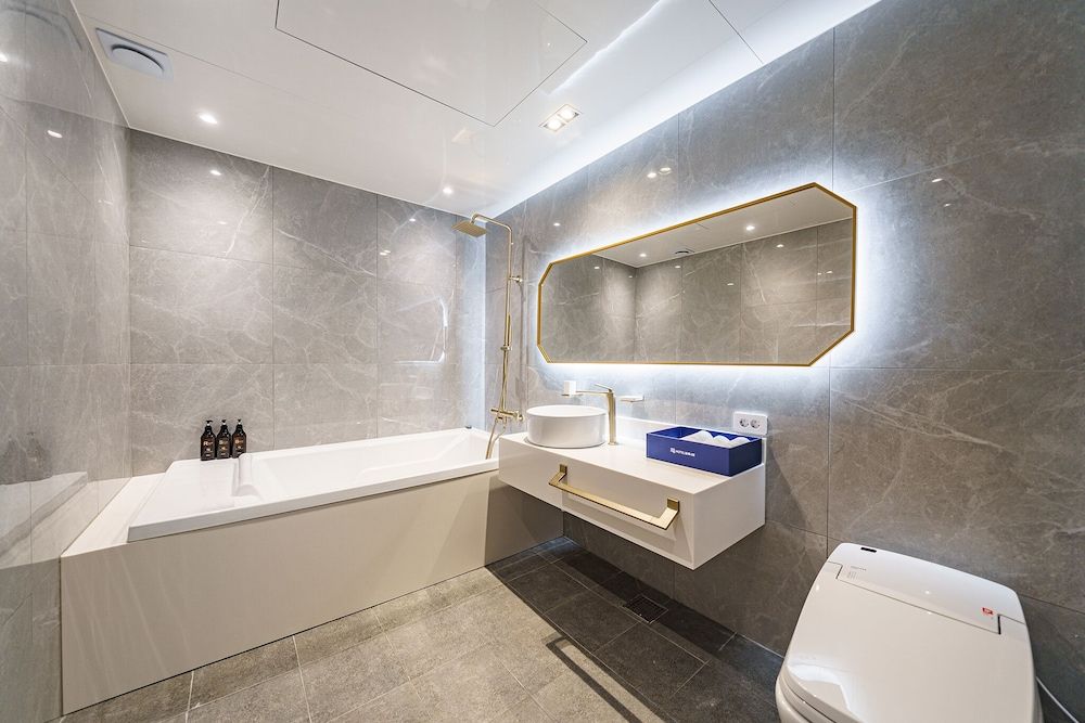 Hotel Millennium Premium Double Room 5